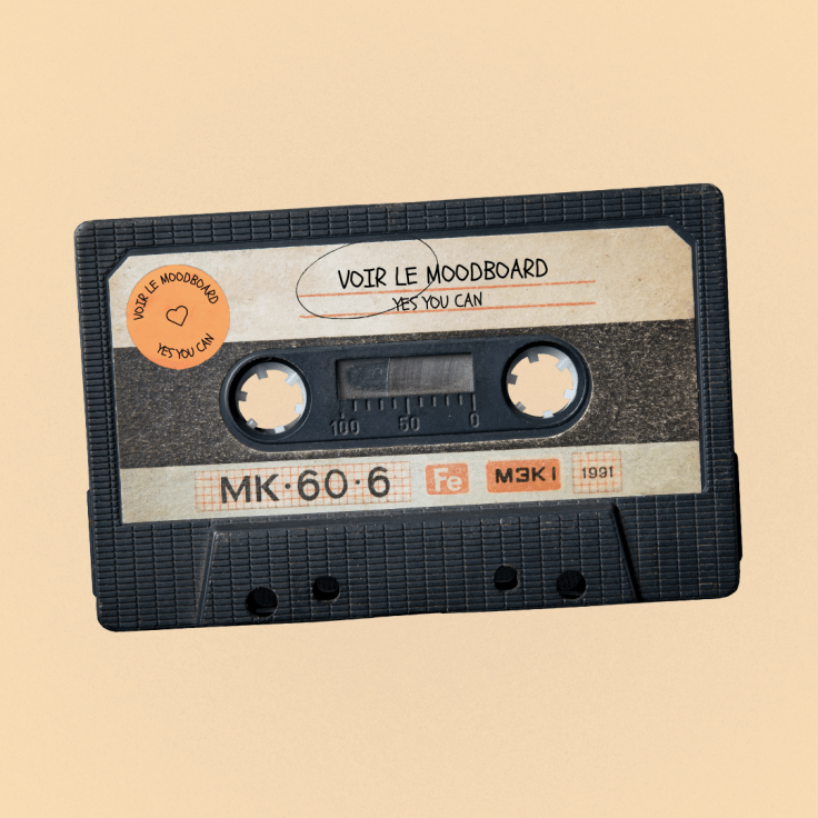 Cassette audio vintage noire et beige avec un sticker orange “Voir le Moodboard - Yes you can”. Esthétique rétro DIY punk.